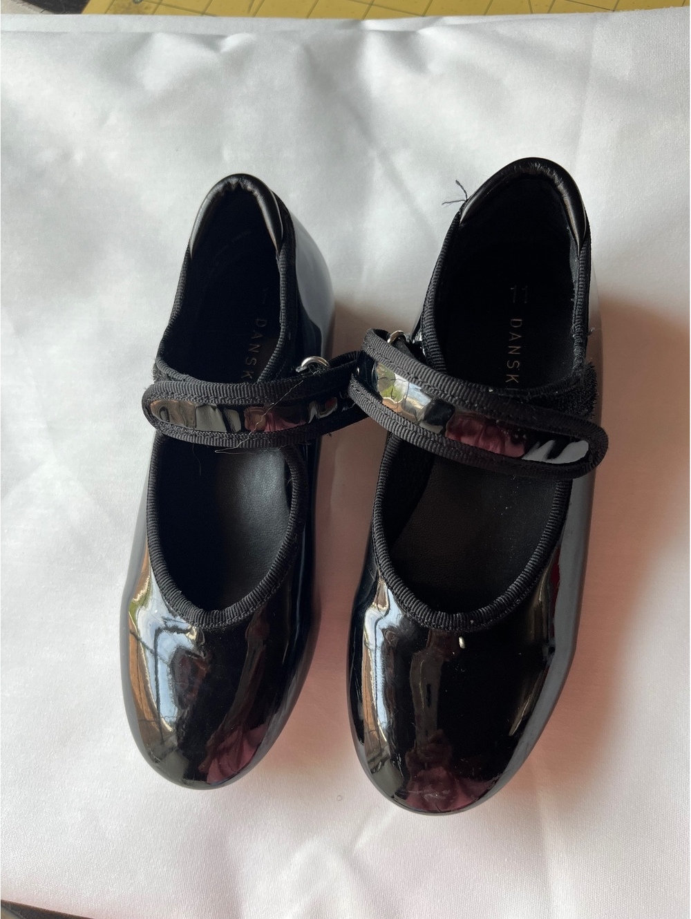 Girls Size 11 Danskin black tap shoes